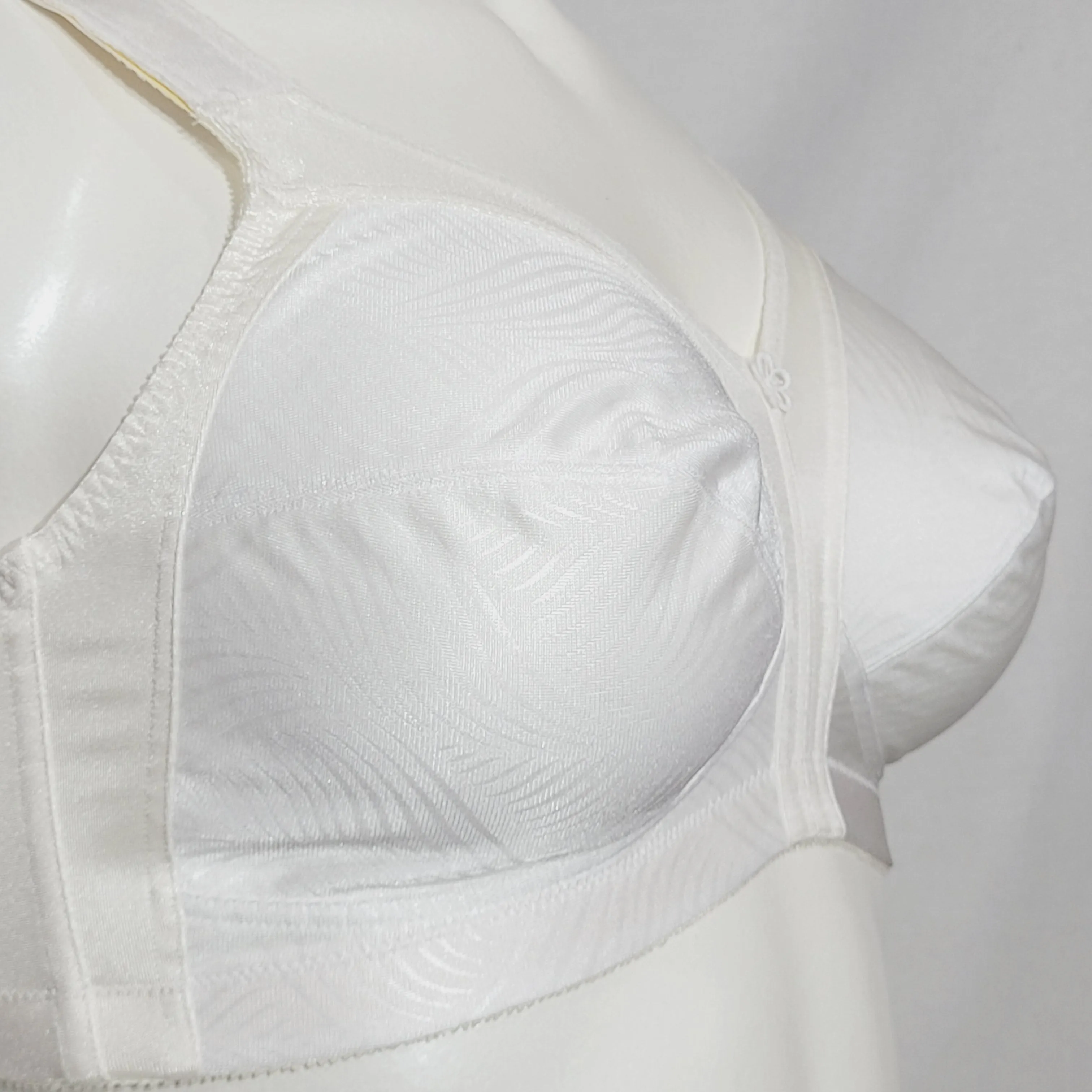 Exquisite Form 2558 Jacquard Satin Divided Cup Wire Free Bra 44B White NWOT