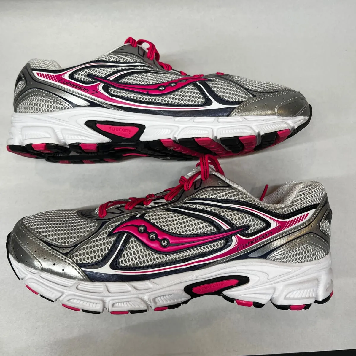 Women's Saucony •Cohesion 7• Running Shoe Silver/Pink 10 Wide - Preowned