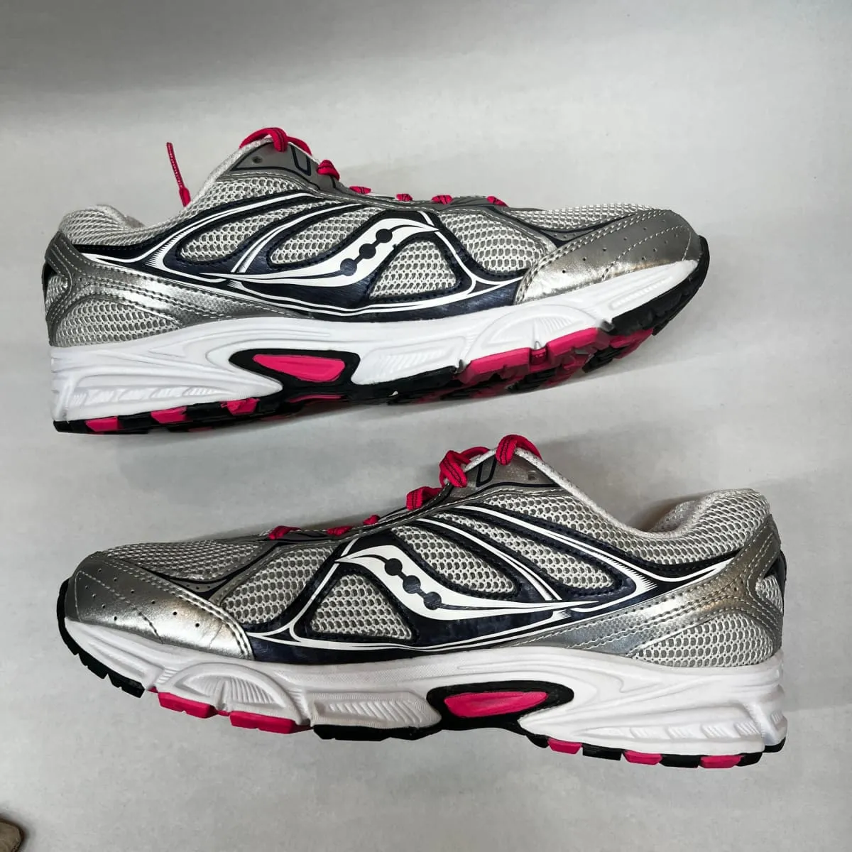 Women's Saucony •Cohesion 7• Running Shoe Silver/Pink 10 Wide - Preowned